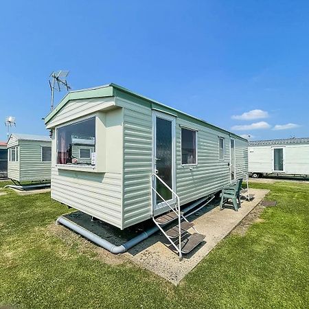 6 Berth Caravan For Hire At Martello Beach Holiday Park In Essex Ref 29017Y Hotel Clacton-on-Sea Eksteriør billede