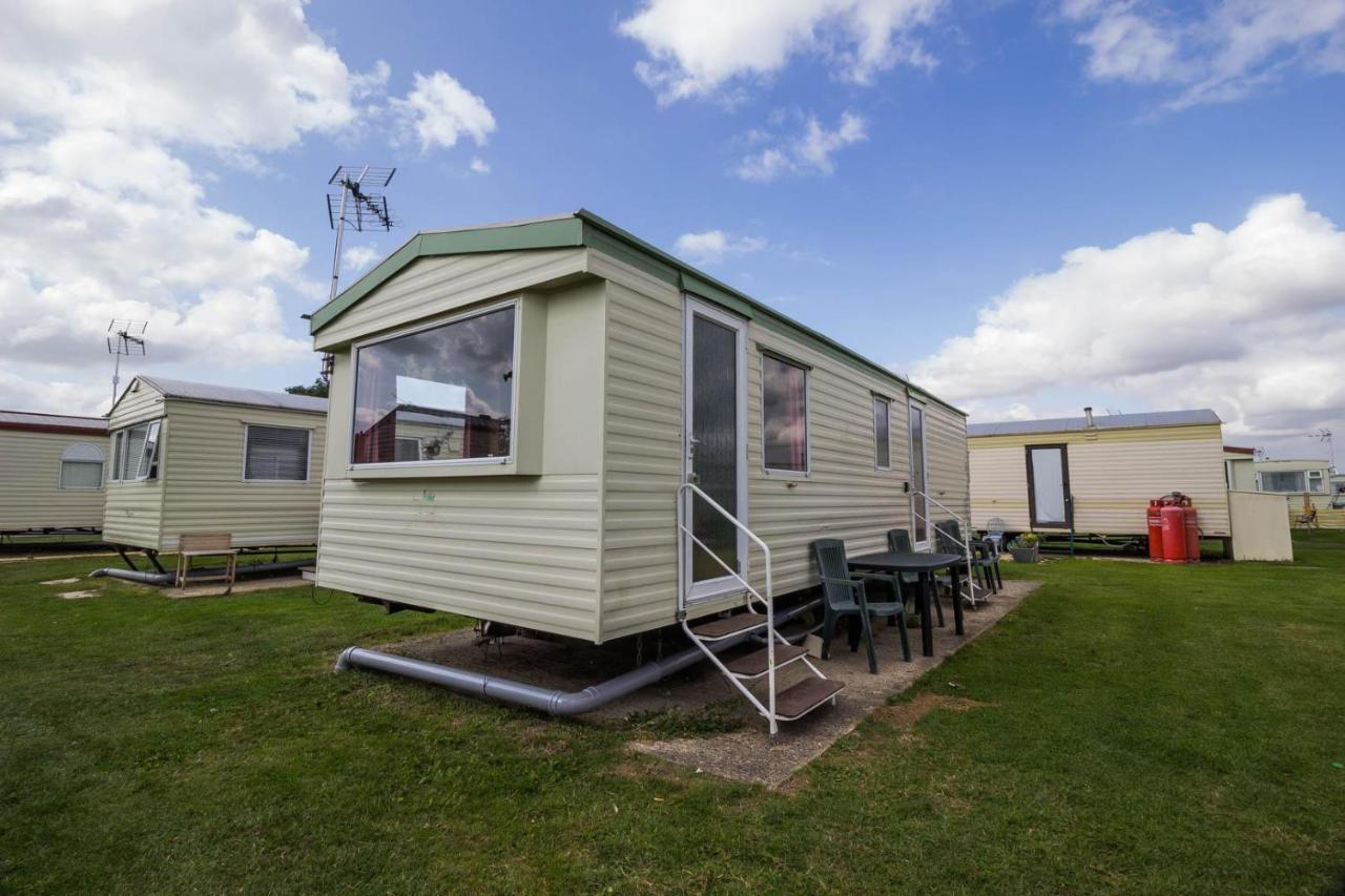 6 Berth Caravan For Hire At Martello Beach Holiday Park In Essex Ref 29017Y Hotel Clacton-on-Sea Eksteriør billede