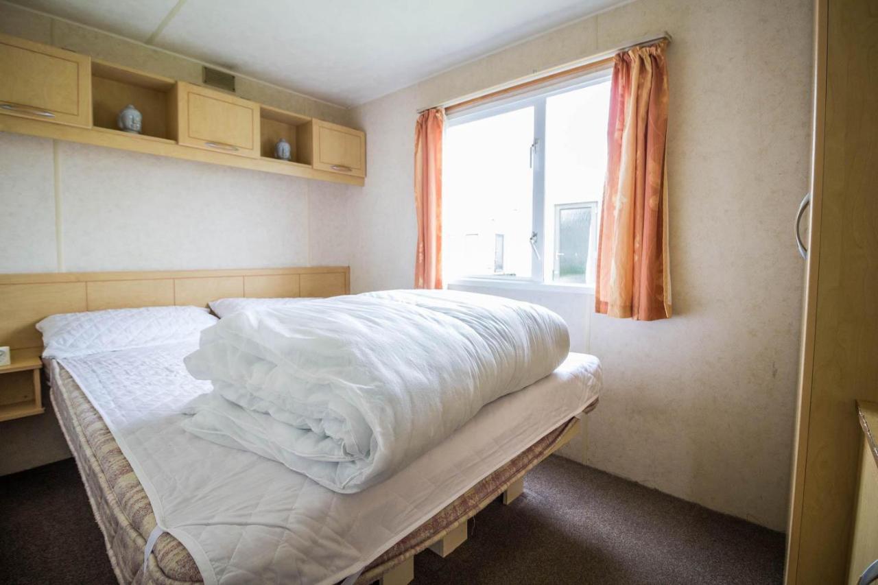 6 Berth Caravan For Hire At Martello Beach Holiday Park In Essex Ref 29017Y Hotel Clacton-on-Sea Eksteriør billede