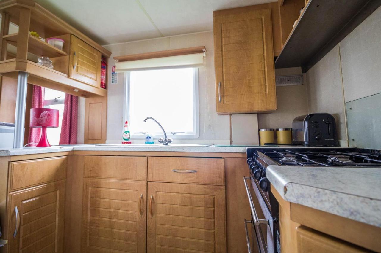 6 Berth Caravan For Hire At Martello Beach Holiday Park In Essex Ref 29017Y Hotel Clacton-on-Sea Eksteriør billede