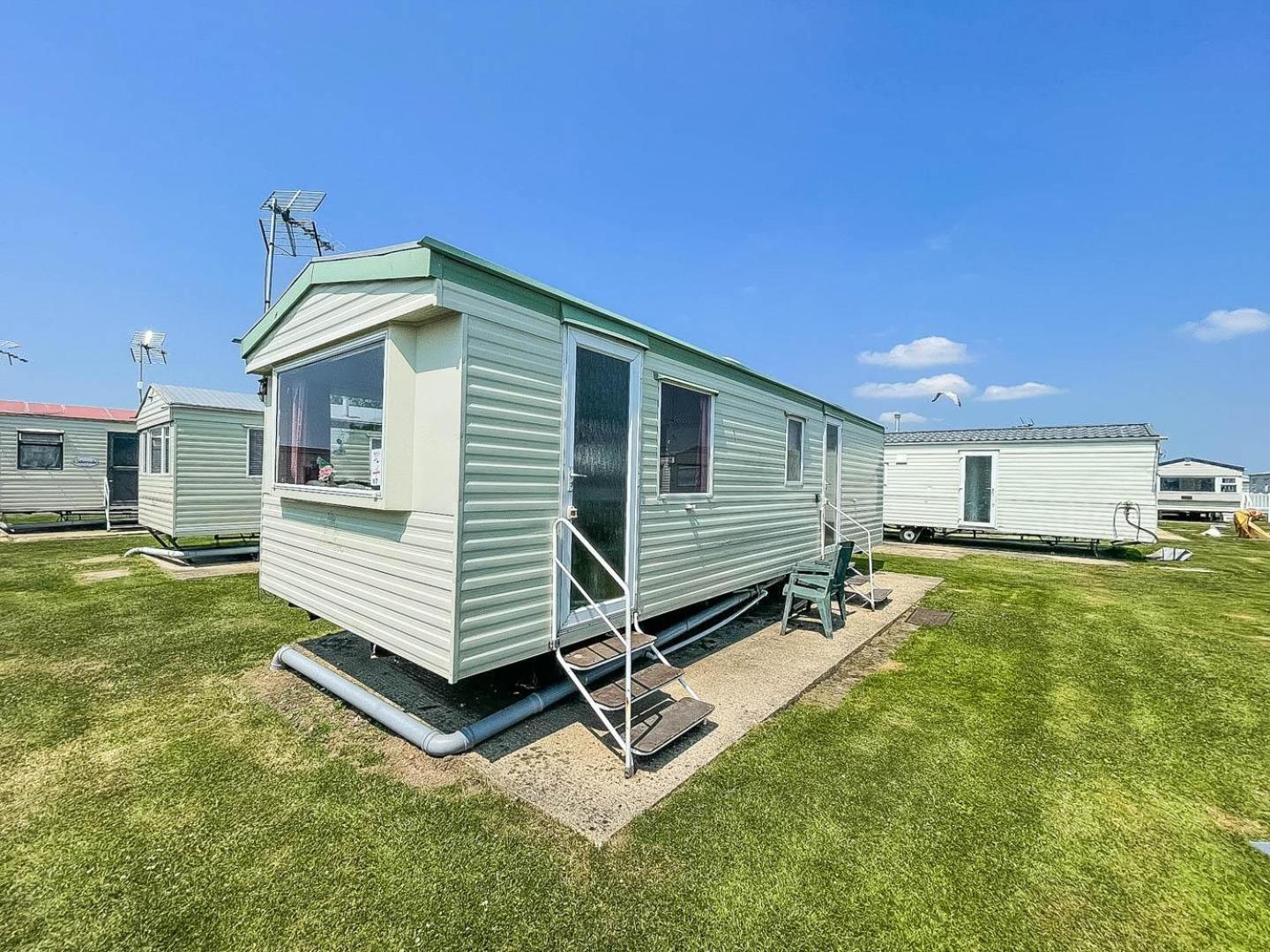 6 Berth Caravan For Hire At Martello Beach Holiday Park In Essex Ref 29017Y Hotel Clacton-on-Sea Eksteriør billede